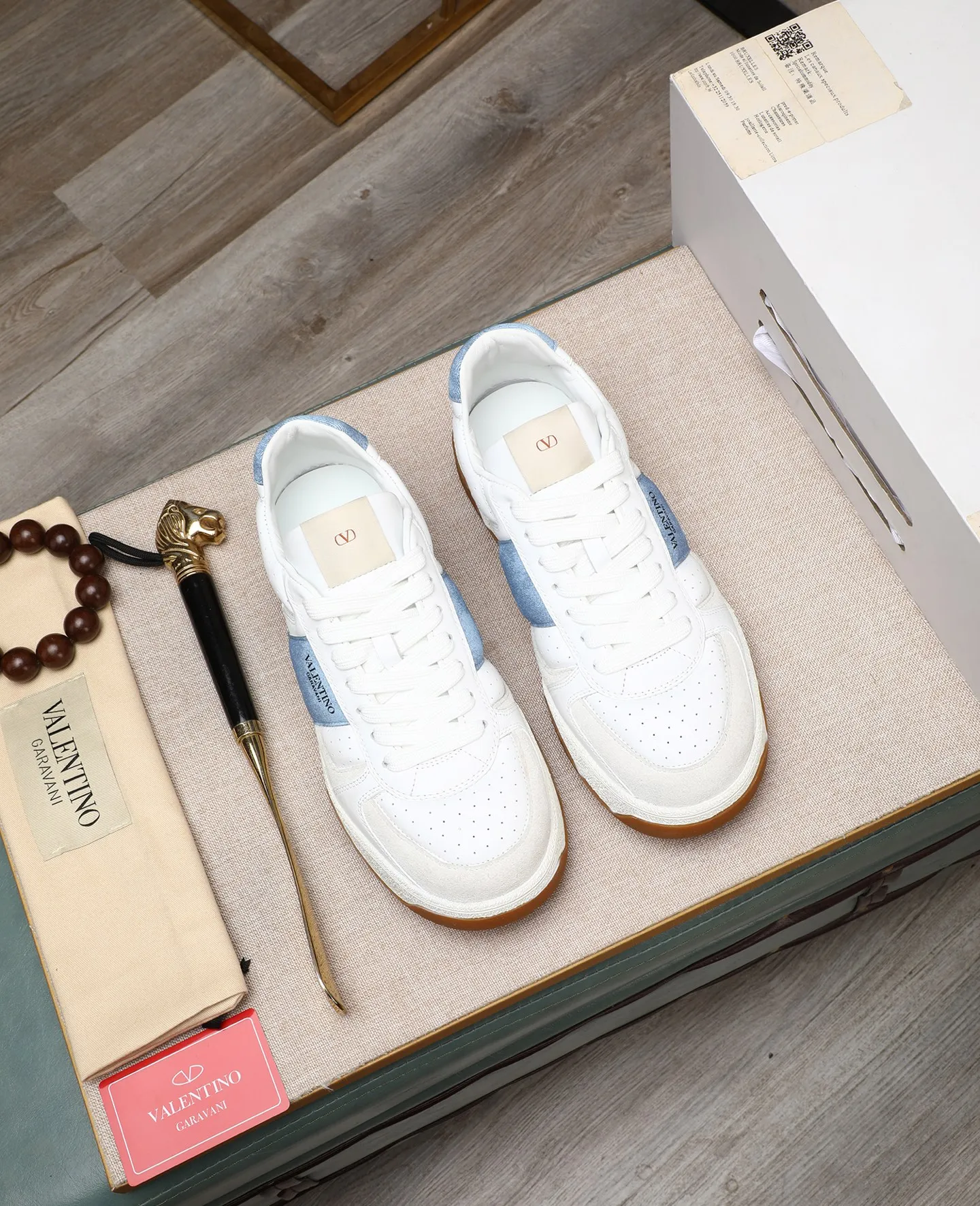 Men's shoes 💰740 [Valentino] Couple model, size: ▪️Size: Women's model 35-40 Men's model 39-44 (45 customized) Valentino Valentino Couple model Joie de Jouer series Velcro Thick sole Bread shoes Couple model Casual sneakers White shoes Original purchase and development Production Joie de Jouer series The style is simple but not out of style. The pure white base is paired with fresh green and soft beige, and the unique Velcro design highlights your personality. Every detail tells fashion and quality. Wear it, take a confident step, and start the trend journey. Delivered in exquisite packaging🛍📦 ▪️Material: Original custom imported first-layer cowhide ▪️Inner lining: Original custom made soft sheepskin lining ▪️Outsole: Original open-molded non-slip TPU material ▪️Sole thickness: 3.5CM